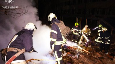 Рятувальник гасить пожежу у Харкові після ударів РФ, 8 грудня 2023 року Рятувальник гасить пожежу у Харкові після ударів РФ, 8 грудня 2023 року