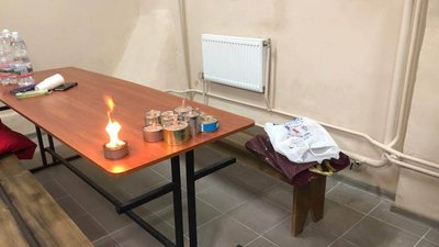 Студенти львівського університету імені Франка виготовляють окопні свічки для ЗСУ Студенти львівського університету імені Франка виготовляють окопні свічки для ЗСУ