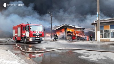 У Харкові внаслідок обстрілів РФ загорівся найбільший ринок східної Європи У Харкові внаслідок обстрілів РФ загорівся найбільший ринок східної Європи