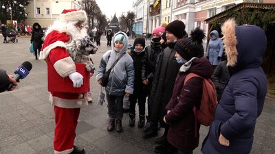 У Житомирі Санта-Клаус із керованою лялькою-тигром дає мінівистави на вулиці У Житомирі Санта-Клаус із керованою лялькою-тигром дає мінівистави на вулиці