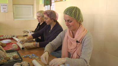 "Байрактарчики" з Голиня. На Калущині виготовляють енергетичні батончики на передову "Байрактарчики" з Голиня. На Калущині виготовляють енергетичні батончики на передову