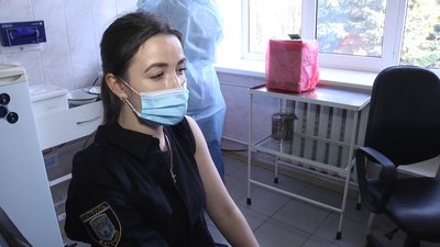 На Житомирщині почали вакцинувати співробітників патрульної поліції На Житомирщині почали вакцинувати співробітників патрульної поліції