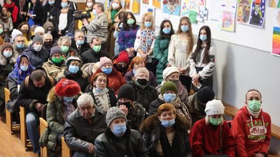 Колядки, вірші та подарунки. У Франківську провели різдвяний обід для безхатьків Колядки, вірші та подарунки. У Франківську провели різдвяний обід для безхатьків