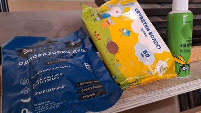 Сухі душі, вологі серветки, засоби від комарів