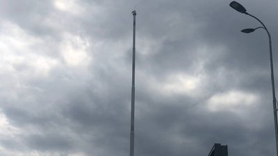 У Житомирі на центральному майдані зняли синьо-жовтий прапор – буревій пошкодив трос У Житомирі на центральному майдані зняли синьо-жовтий прапор – буревій пошкодив трос