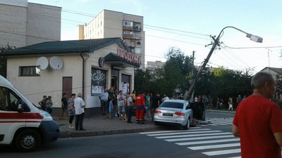 У Луцьку автомобіль збив електричну опору У Луцьку автомобіль збив електричну опору