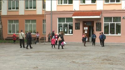 Сумські школярі повернулись до навчання "наживо" за шкільними партами