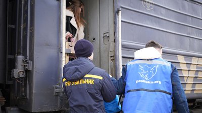 До Мукачева евакуаційним потягом прибула одна родина із Запорізької області
