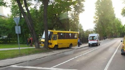 У Львові маршрутка із пасажирами врізалася в дерево: є травмовані
