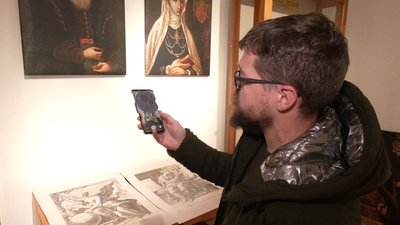 Представник ГО "Town Image Studio" Андрій Малюський демонструє, як працює доповнена реальність Представник ГО "Town Image Studio" Андрій Малюський демонструє, як працює доповнена реальність