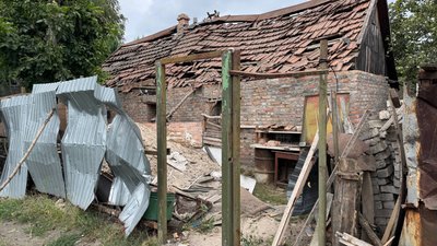 Наслідки російського обстрілу приватного сектору Запоріжжя у ніч проти 28 серпня