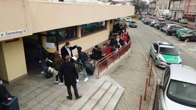 Черги, щоб потрапити додому: українці покидають Польщу потягом Черги, щоб потрапити додому: українці покидають Польщу потягом