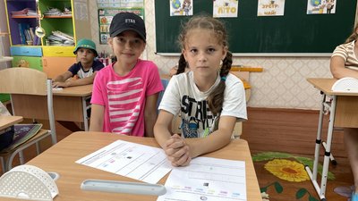 Учениці Сахнівщинської гімназії Кіра Галушка та Валерія Клюка