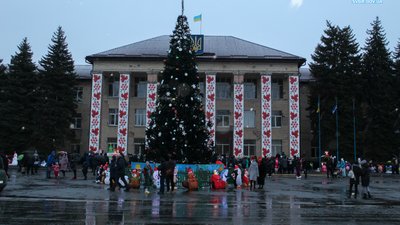 У містах і селах Кіровоградської області на головних майданчиках засвітили ялинки У містах і селах Кіровоградської області на головних майданчиках засвітили ялинки