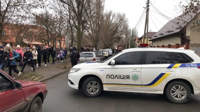 У Бердянську через повідомлення про замінування евакуювали учнів трьох шкіл У Бердянську через повідомлення про замінування евакуювали учнів трьох шкіл