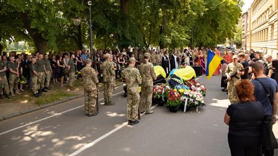 В Ужгороді попрощалися із загиблими воїнами Сергієм Далекореєм та Ігорем Бринзанським В Ужгороді попрощалися із загиблими воїнами Сергієм Далекореєм та Ігорем Бринзанським