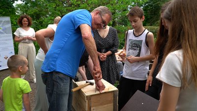 Ужгородські школярі на уроці просто неба в ботанічному саду майстрували будинки для кажанів, шпаків, комах та сов Ужгородські школярі на уроці просто неба в ботанічному саду майстрували будинки для кажанів, шпаків, комах та сов