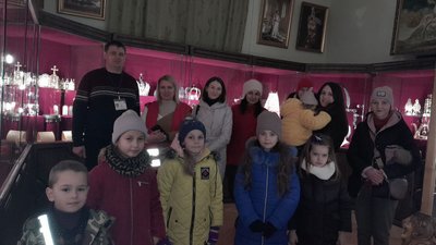 На Тернопільщині діти переселенців відвідали виставку корон у замку На Тернопільщині діти переселенців відвідали виставку корон у замку