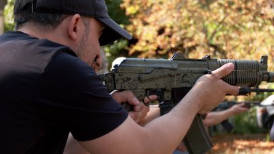 "Дуже багато вирішує підготовка": як бійці "Азову" навчали одеситів працювати зі зброю і рятувати життя