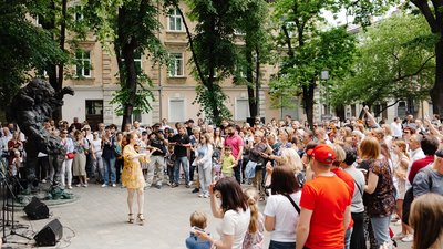 У Львові зібрали майже 150 тисяч гривень для ЗСУ під час благодійного ярмарку та концерту У Львові зібрали майже 150 тисяч гривень для ЗСУ під час благодійного ярмарку та концерту