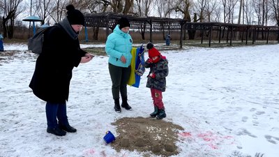 Ірпінь, Маріуполь та Чернігів: у Прилуках роблять постановочну фотосесію про життя українських міст під час бойових дій Ірпінь, Маріуполь та Чернігів: у Прилуках роблять постановочну фотосесію про життя українських міст під час бойових дій