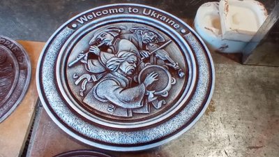 На Житомирщині переселенець із Бучанського району створює сувенірні тарілки на патріотичну тематику На Житомирщині переселенець із Бучанського району створює сувенірні тарілки на патріотичну тематику