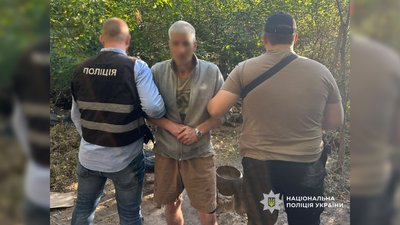 Пограбував пенсіонерку у Чернігові: поліцейські затримали підозрюваного