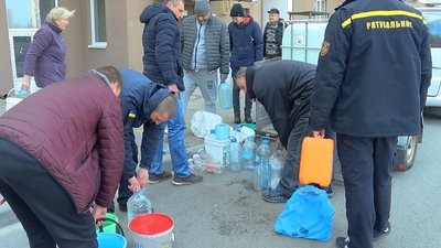 Чернігівці прийшли за водою Чернігівці прийшли за водою