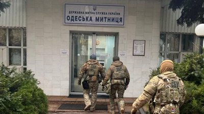 Митників Одеського аеропорту підозрюють у системному вимаганні хабарів Митників Одеського аеропорту підозрюють у системному вимаганні хабарів