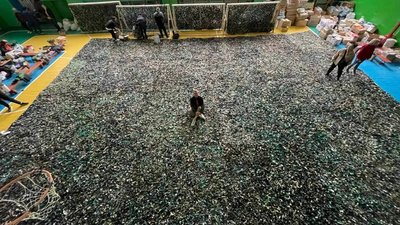 У Вінниці волонтери сплели велетенську маскувальну сітку розміром зі спортзал У Вінниці волонтери сплели велетенську маскувальну сітку розміром зі спортзал