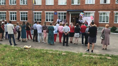 Свято першого дзвоника: як розпочали навчання в одній зі шкіл Прикарпаття Свято першого дзвоника: як розпочали навчання в одній зі шкіл Прикарпаття