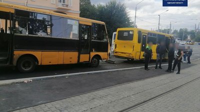 В центрі Одеси зіткнулися маршрутки та легковик, 5 людей госпіталізували В центрі Одеси зіткнулися маршрутки та легковик, 5 людей госпіталізували