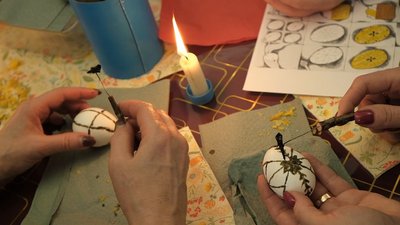 Харчові фарби, віск, писачок та свічка: у Вінниці проходить майстер-клас із писанкарства Харчові фарби, віск, писачок та свічка: у Вінниці проходить майстер-клас із писанкарства