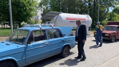 На автозаправках Тернополя люди годинами стоять у чергах На автозаправках Тернополя люди годинами стоять у чергах