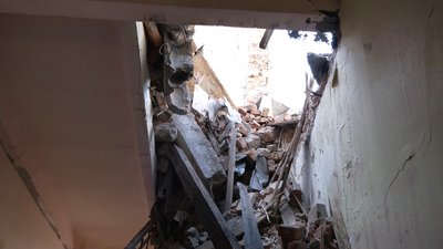 "Воно прилетіло й стелю пробило": подробиці удару "Шахедами" по селу на Чернігівщині, де народився Леонід Кучма "Воно прилетіло й стелю пробило": подробиці удару "Шахедами" по селу на Чернігівщині, де народився Леонід Кучма