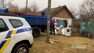На Чернігівщині правоохоронці допомогли евакуюватися родині з прикордонного села, яке росіяни обстрілюють На Чернігівщині правоохоронці допомогли евакуюватися родині з прикордонного села, яке росіяни обстрілюють