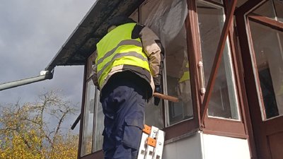 Комунальник заклеює плівкою пошкоджене вікно у приватному будинку, 30 жовтня 2023, Славутська громада Комунальник заклеює плівкою пошкоджене вікно у приватному будинку, 30 жовтня 2023, Славутська громада
