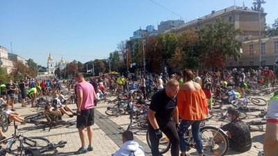 Київські велосипедисти зібралися у центрі міста на "Велодень" Київські велосипедисти зібралися у центрі міста на "Велодень"