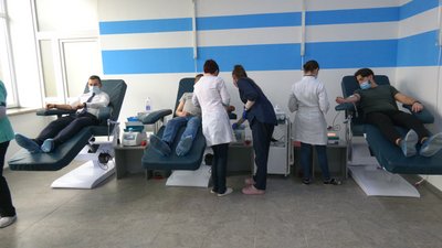 Клубний день донора. Представники футзального клубу "Ураган" із Франківська здали 10 літрів крові