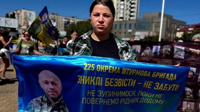 Юлія стоїть на акції "Поверніть героїв з полону. Знайдіть безвісти зниклих"