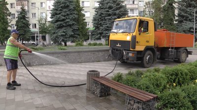 У Житомирі комунальники розпочинають полив скверів о 5:30 ранку