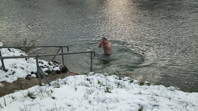 До занурення у воду напередодні Водохреща варто готуватися з контрастного душу, — лікарка