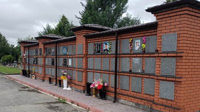 У колумбарії на кладовищі у селі Шаровечка є 156 ніш для поховання