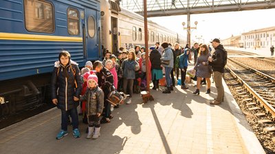 Івано-Франківщина прийняла 30 дітей з інтернату у Чернігові Івано-Франківщина прийняла 30 дітей з інтернату у Чернігові