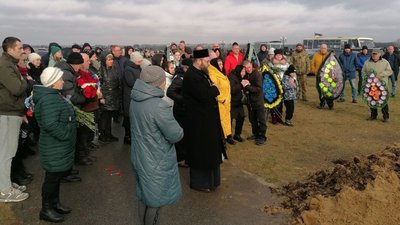 На Чернігівщині поховали двох солдатів, які загинули на сході України На Чернігівщині поховали двох солдатів, які загинули на сході України