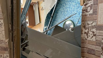 У Дніпрі жителі гуртожитку, в який війська РФ поцілили дроном, долають наслідки атаки У Дніпрі жителі гуртожитку, в який війська РФ поцілили дроном, долають наслідки атаки