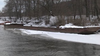 Залишки старого наплавного мосту через Десну. Залишки старого наплавного мосту через Десну.