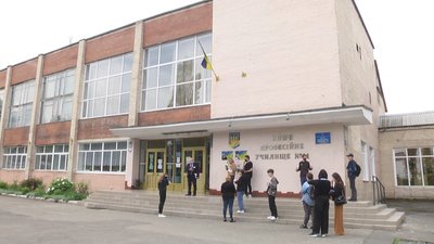 У вищому професійному училищі № 11, що у Хмельницькому, о десятій ранку починають реєстрацію абітурієнтів на тестування У вищому професійному училищі № 11, що у Хмельницькому, о десятій ранку починають реєстрацію абітурієнтів на тестування