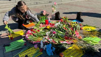 Серце із квітів на акції "Не мовчи — полон вбиває"