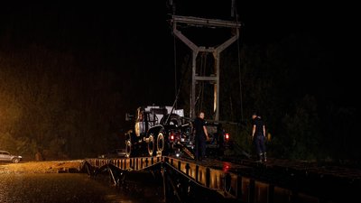 Встановлення тимчасового мосту на річці Тересва Встановлення тимчасового мосту на річці Тересва